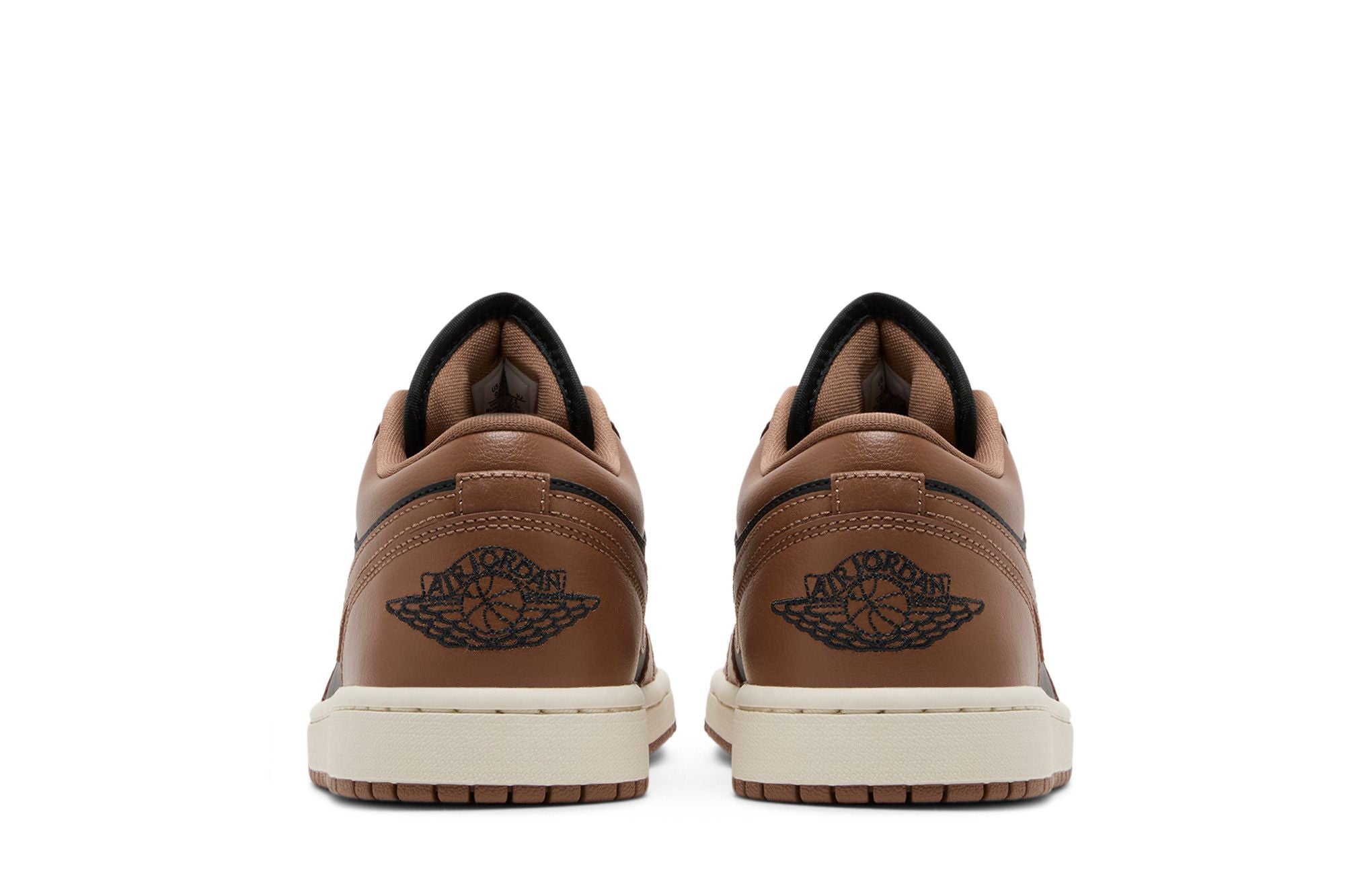 Par de tênis Wmns Air Jordan 1 Low Archaeo Brown vista traseira couro marrom logo Air Jordan Wings em preto