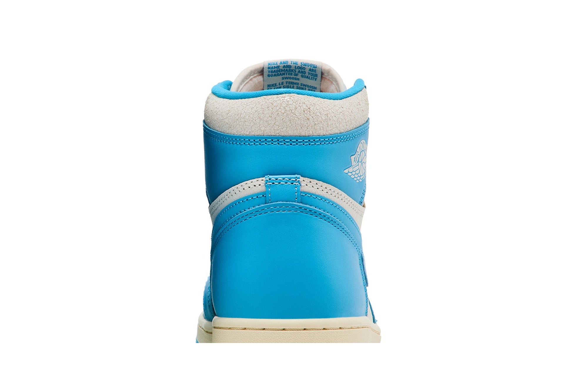 Vista traseira do tênis Air Jordan 1 Retro High OG 'UNC Reimagined' azul claro e branco