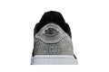 Close-up do calcanhar do tênis Swarovski x Wmns Air Jordan 1 Retro Low OG 'Shadow' com cristais Swarovski e logo Air Jordan