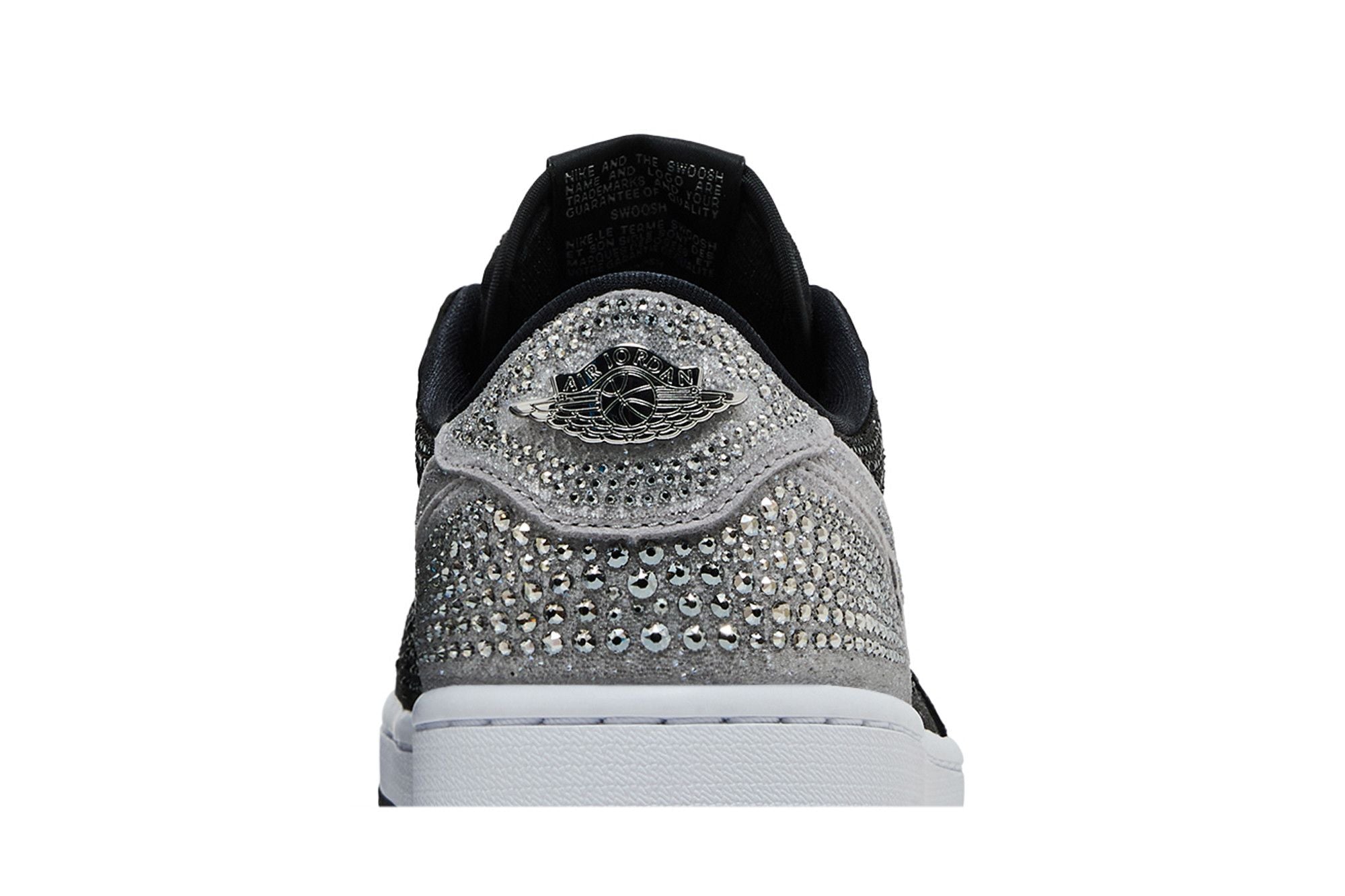 Close-up do calcanhar do tênis Swarovski x Wmns Air Jordan 1 Retro Low OG 'Shadow' com cristais Swarovski e logo Air Jordan