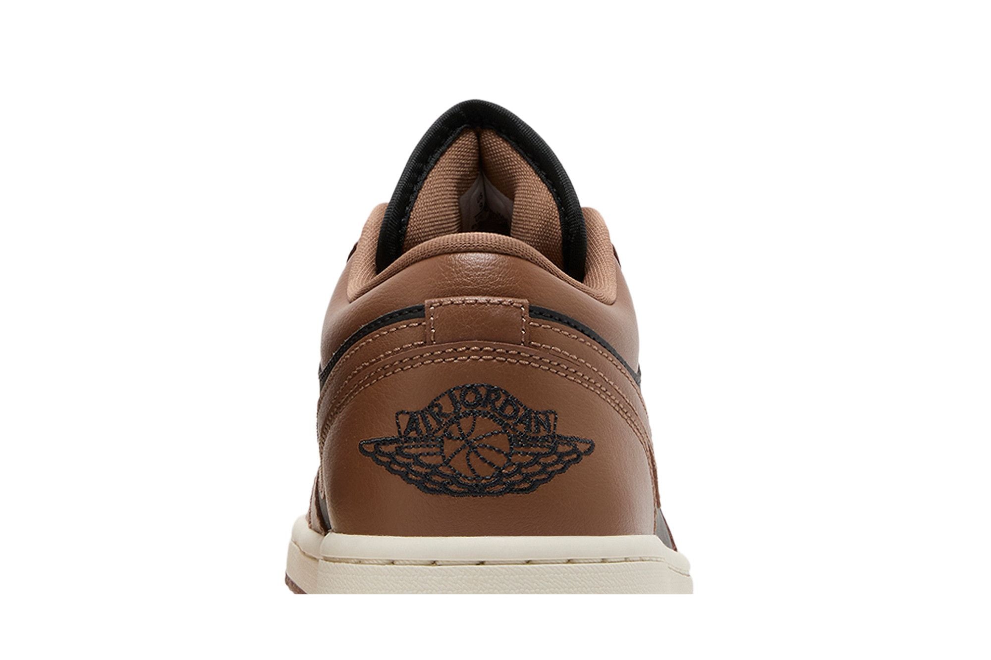 Tênis Wmns Air Jordan 1 Low Archaeo Brown vista traseira close logo Air Jordan Wings couro marrom