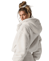 Vista lateral Jaqueta Alo Yoga Faux Fur Foxy Ivory Bege