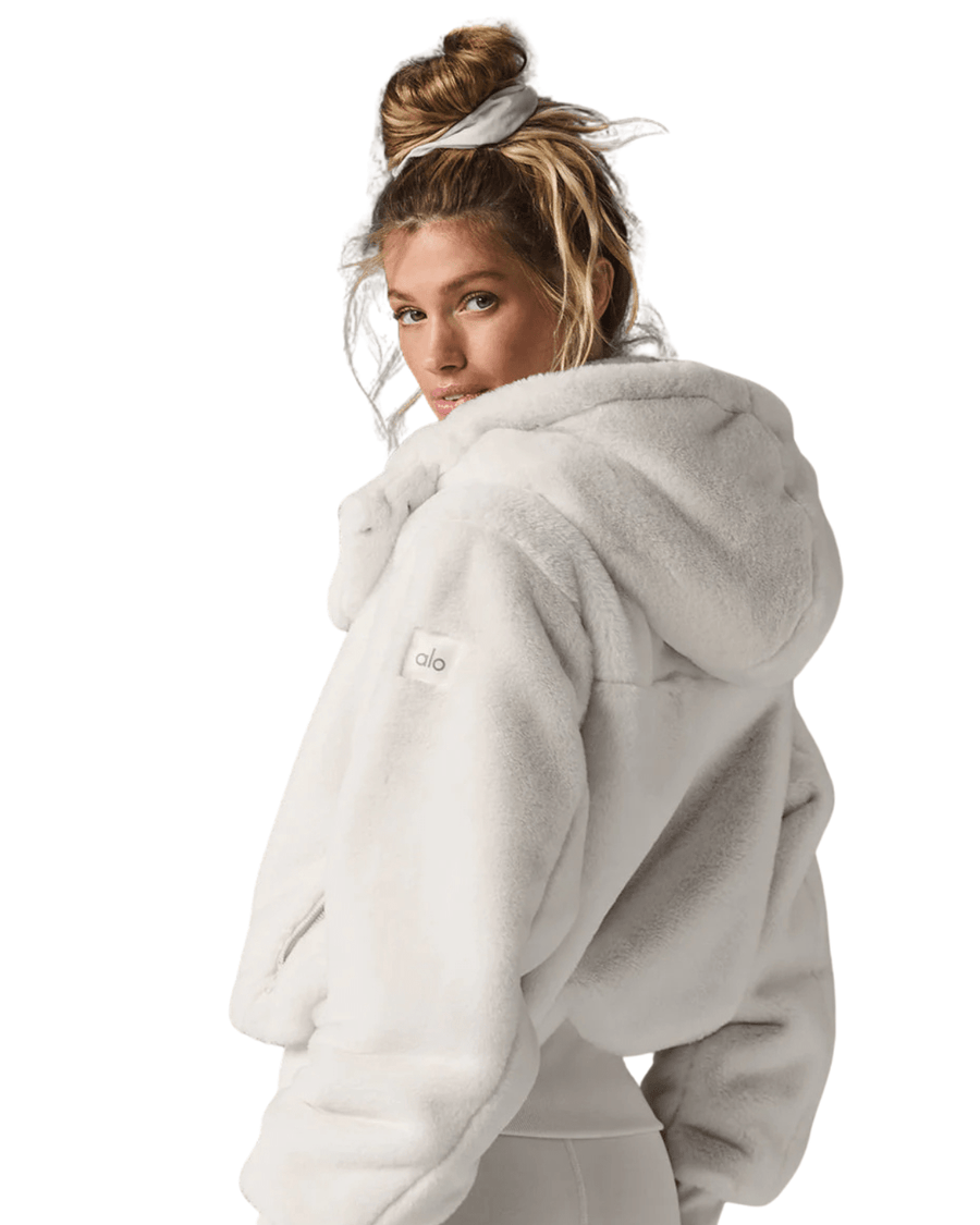 Vista lateral Jaqueta Alo Yoga Faux Fur Foxy Ivory Bege
