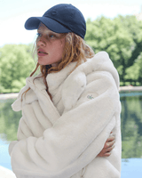 Vista do solado Jaqueta Alo Yoga Faux Fur Foxy Ivory Bege