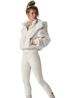 Vista frontal Jaqueta Alo Yoga Faux Fur Foxy Ivory Bege