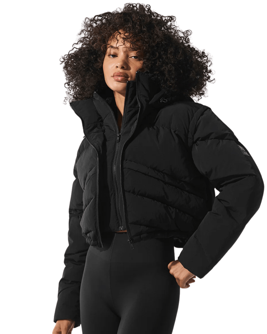 Vista lateral Jaqueta Alo Yoga Glacier Puffer Black Preto