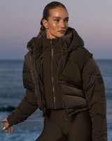 Vista frontal Jaqueta Alo Yoga Glacier Puffer Espresso Marrom