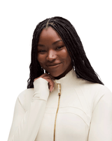 Vista traseira Jaqueta Lululemon Define Cropped Nulu Light Ivory/Gold/Gold Off White