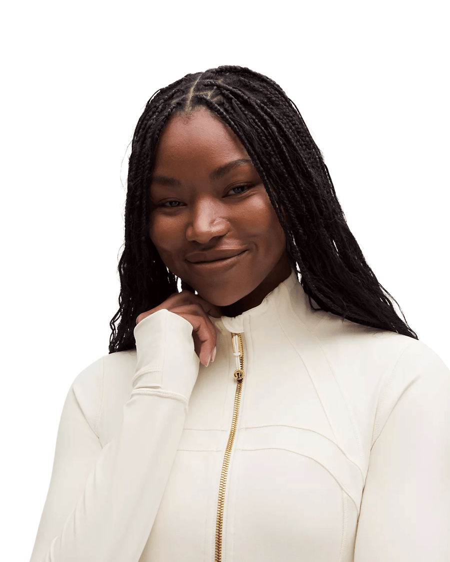 Vista traseira Jaqueta Lululemon Define Cropped Nulu Light Ivory/Gold/Gold Off White