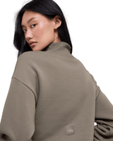 Vista traseira Moletom Alo Yoga Cropped Serenity Coverup Light Cocoa Bege