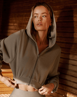 Vista em detalhe Moletom Alo Yoga Sweet Escape Zip Up Gravel Marrom