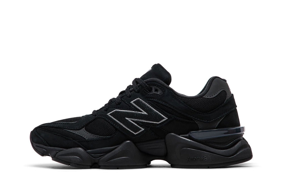Vista lateral New Balance 9060 Black Cement "Black Cat" Preto
