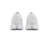 Vista superior do New Balance New Balance 9060 Triple White mostrando abertura, lingueta e cadarços