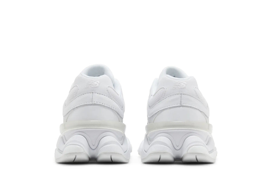 Vista superior do New Balance New Balance 9060 Triple White mostrando abertura, lingueta e cadarços