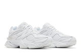 Vista frontal do New Balance New Balance 9060 Triple White mostrando biqueira e costuras
