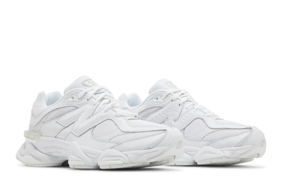 Vista frontal do New Balance New Balance 9060 Triple White mostrando biqueira e costuras