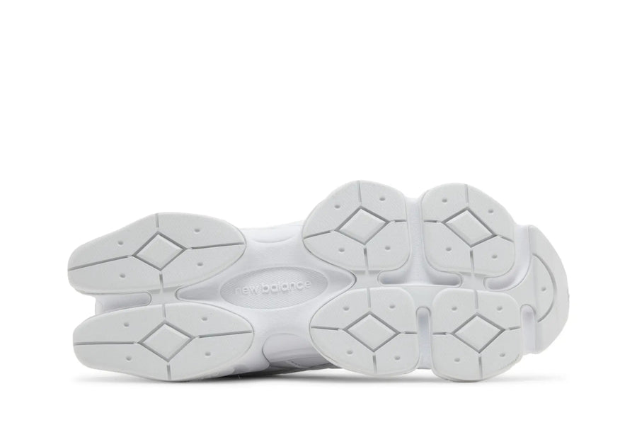 Vista traseira do New Balance New Balance 9060 Triple White mostrando calcanheira e detalhes do solado