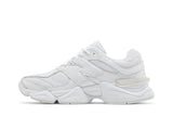Vista lateral do New Balance New Balance 9060 Triple White mostrando design do cabedal e logo da marca