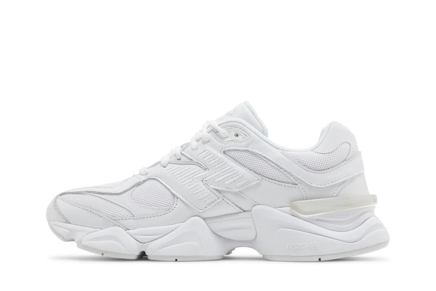 Vista lateral do New Balance New Balance 9060 Triple White mostrando design do cabedal e logo da marca