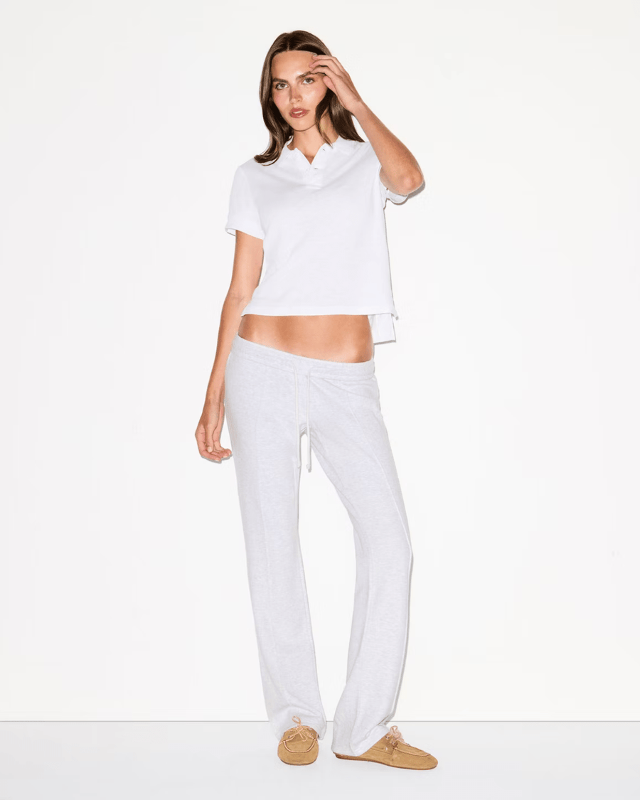 Vista superior Polo Skims Baby Tee Worn in Jersey Snow Branco