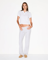 Vista frontal Polo Skims Baby Tee Worn in Jersey Snow Branco