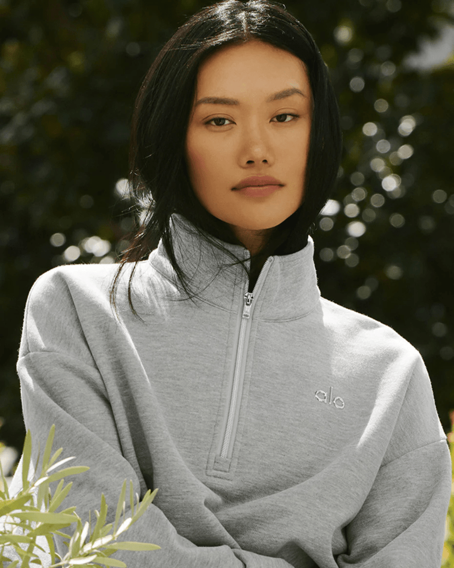 Vista superior Pullover Alo Yoga Accolade 1/4 Zip Athletic Heather Grey Cinza