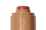 Rhode Pocket Blush, blush compacto em tom marrom claro, pronto para aplicação.