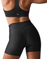 Vista lateral Short Alo Yoga 5