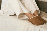Vista frontal Slipper Alo Yoga Recovery Saddle/Ivory Bege