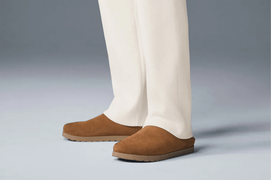 Vista do solado Slipper Alo Yoga Recovery Saddle/Ivory Bege