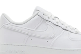 Vista lateral do Nike A Ma Maniére x Air Force 1 Low 'Triple White' mostrando design do cabedal e logo da marca