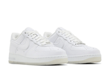Vista do solado do Nike A Ma Maniére x Air Force 1 Low 'Triple White' mostrando padrão de tração e tecnologia de amortecimento