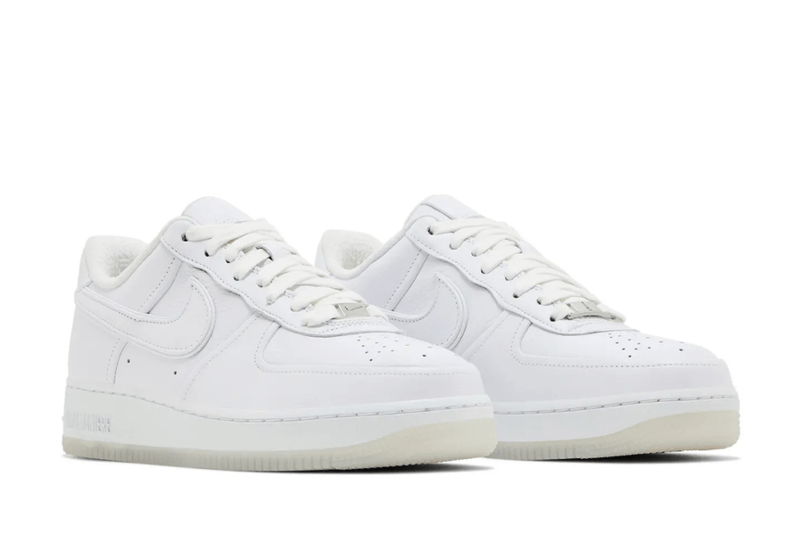 Vista do solado do Nike A Ma Maniére x Air Force 1 Low 'Triple White' mostrando padrão de tração e tecnologia de amortecimento