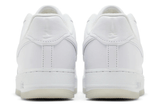 Vista superior do Nike A Ma Maniére x Air Force 1 Low 'Triple White' mostrando abertura, lingueta e cadarços