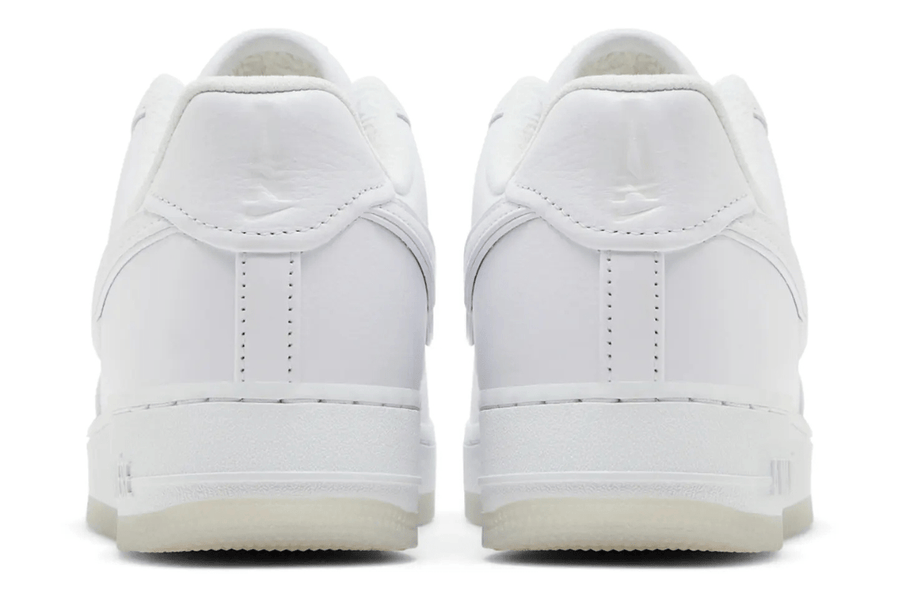 Vista superior do Nike A Ma Maniére x Air Force 1 Low 'Triple White' mostrando abertura, lingueta e cadarços