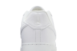 Vista frontal do Nike A Ma Maniére x Air Force 1 Low 'Triple White' mostrando biqueira e costuras
