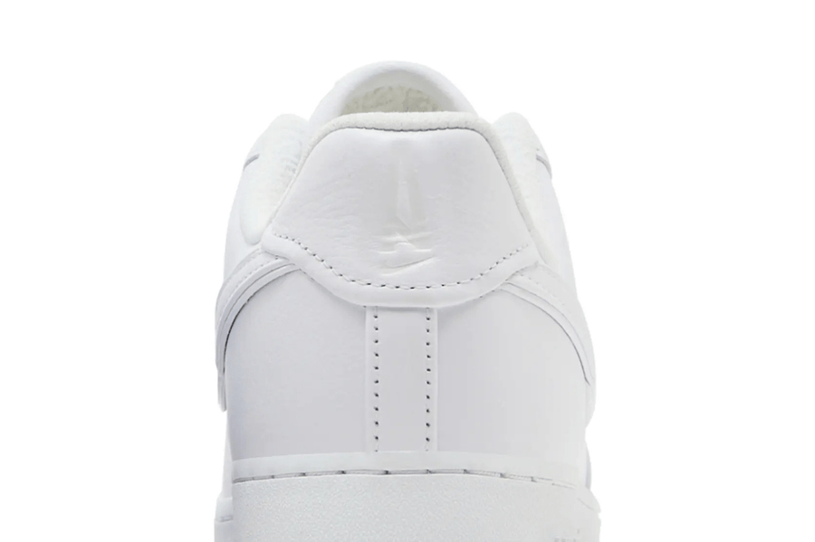 Vista frontal do Nike A Ma Maniére x Air Force 1 Low 'Triple White' mostrando biqueira e costuras