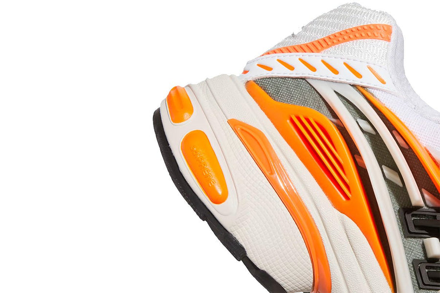 Vista frontal do Adidas Adidas Adistar Jellyfish Pharrell Williams Focus Olive Orange mostrando biqueira e costuras