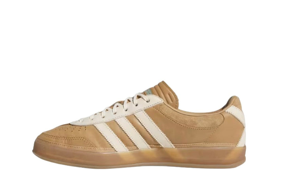 Vista lateral do Adidas adidas Bad Bunny Gazelle Indoor x Messi Cardboard mostrando design do cabedal e logo da marca