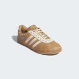 Vista traseira do Adidas adidas Bad Bunny Gazelle Indoor x Messi Cardboard mostrando calcanheira e detalhes do solado