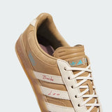 Vista frontal do Adidas adidas Bad Bunny Gazelle Indoor x Messi Cardboard mostrando biqueira e costuras