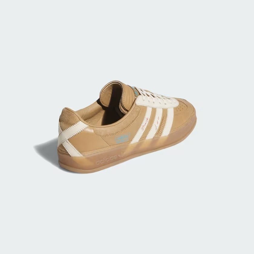 Vista superior do Adidas adidas Bad Bunny Gazelle Indoor x Messi Cardboard mostrando abertura, lingueta e cadarços