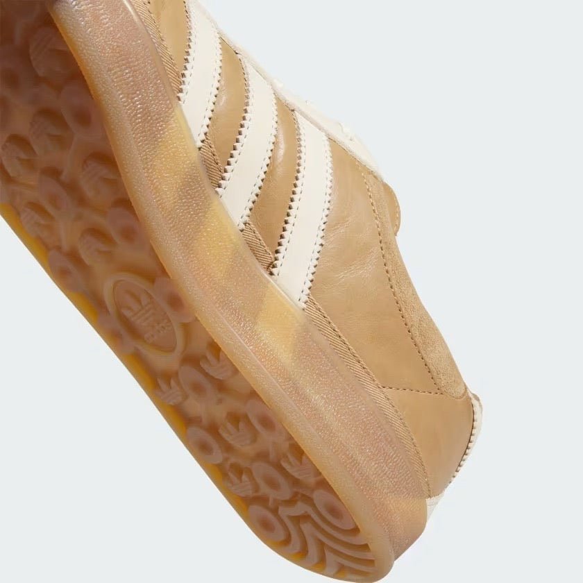 Vista do solado do Adidas adidas Bad Bunny Gazelle Indoor x Messi Cardboard mostrando padrão de tração e tecnologia de amortecimento