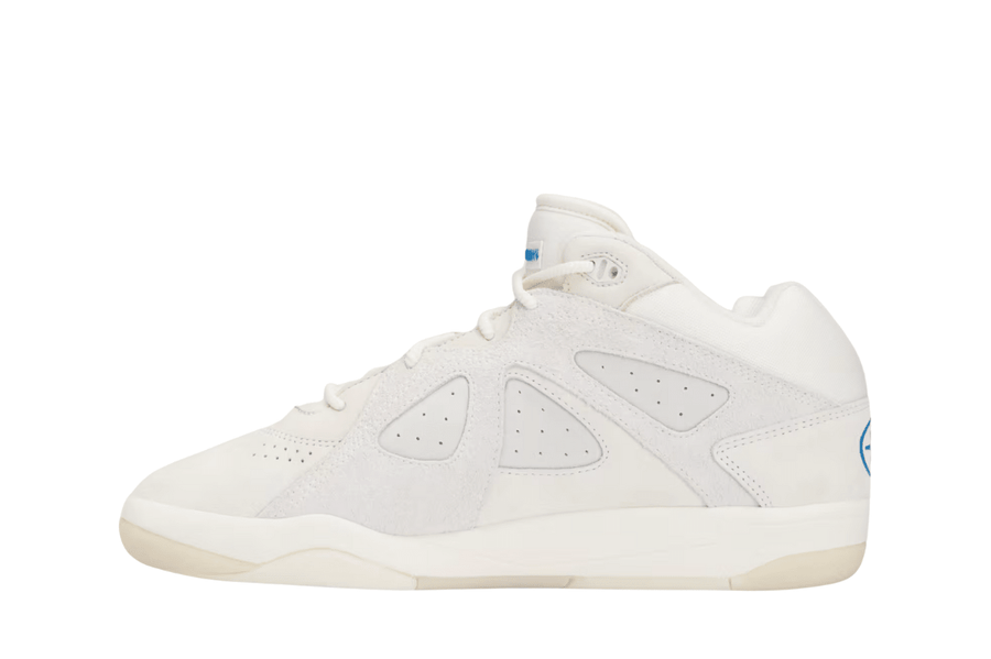 Vista traseira do Adidas Adidas Badbo 1.0 X Bad Bunny "Chalk White" mostrando calcanheira e detalhes do solado