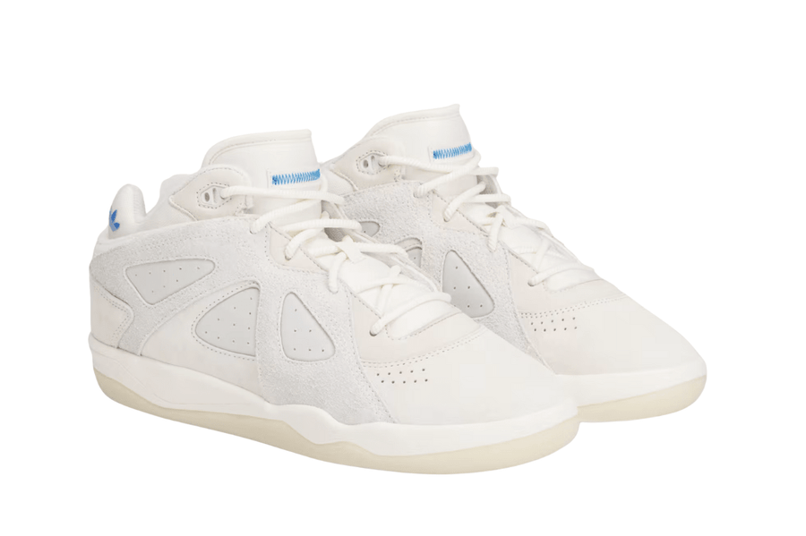 Vista lateral do Adidas Adidas Badbo 1.0 X Bad Bunny "Chalk White" mostrando design do cabedal e logo da marca