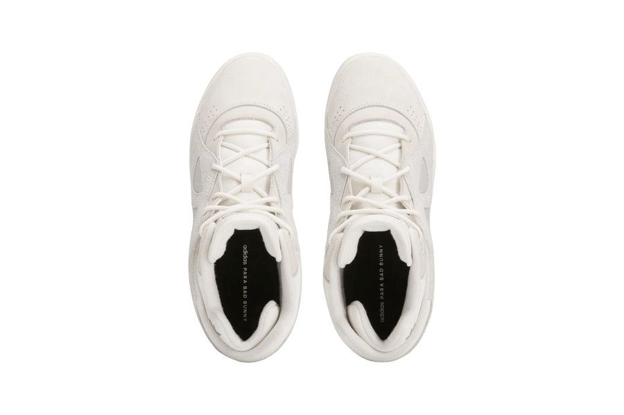 Vista em detalhe do Adidas Adidas Badbo 1.0 X Bad Bunny "Chalk White" mostrando textura do material e acabamento