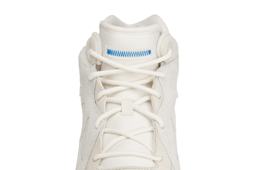 Vista na caixa do Adidas Adidas Badbo 1.0 X Bad Bunny "Chalk White" mostrando embalagem original da marca