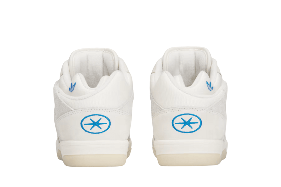 Vista superior do Adidas Adidas Badbo 1.0 X Bad Bunny "Chalk White" mostrando abertura, lingueta e cadarços