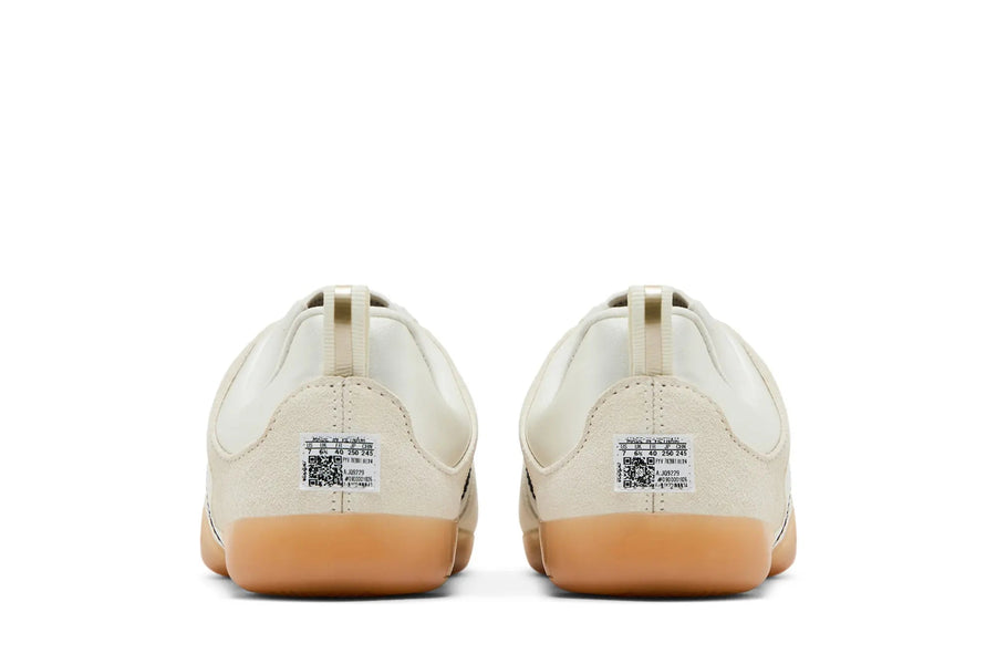Vista frontal do Adidas Adidas Ballerina Bad Bunny Off White Black Gum mostrando biqueira e costuras