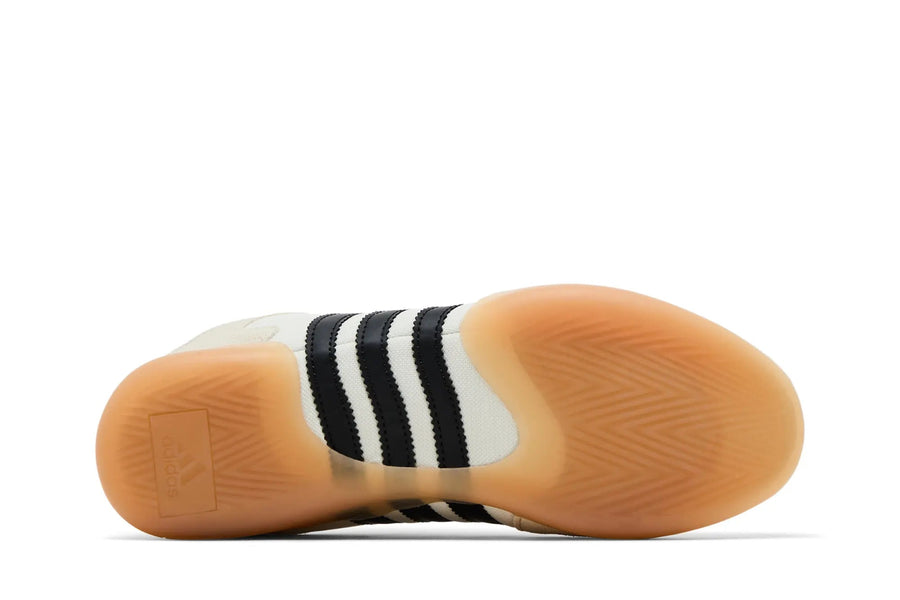 Vista traseira do Adidas Adidas Ballerina Bad Bunny Off White Black Gum mostrando calcanheira e detalhes do solado